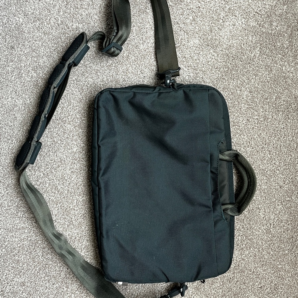 Incase Laptop Dark Turquoise/Teal Blue Messenger Bag – Padded & Plush Interior
